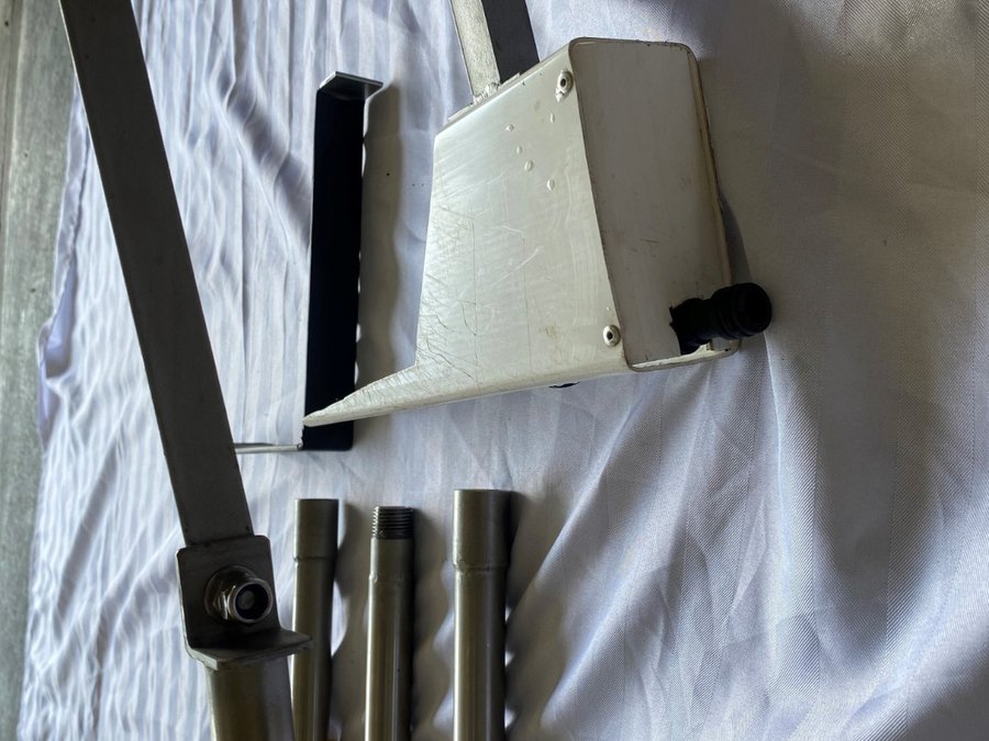 Safety-First Gutter Cleaner image 3